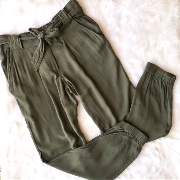 Aritzia Pants - Aritzia Talula Jogger Pants